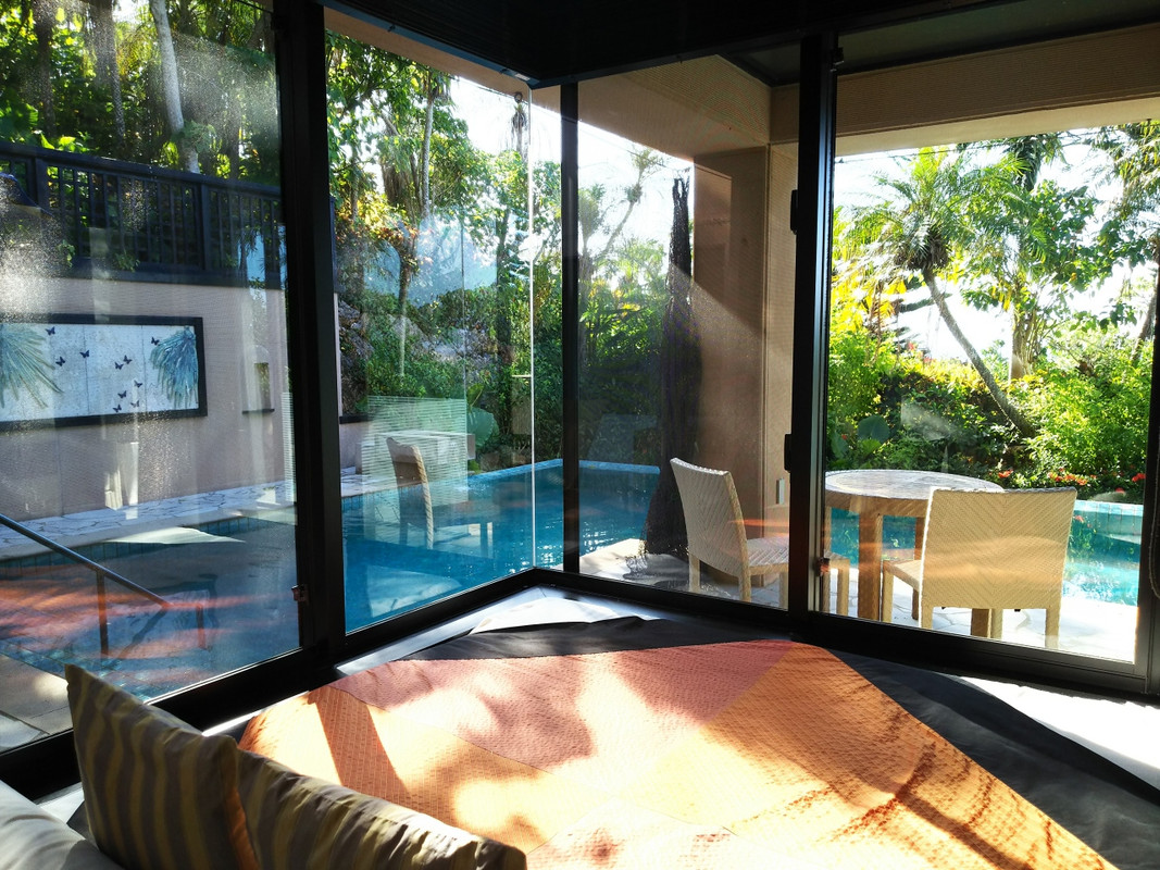 デイベッドからプライベートプールを臨む