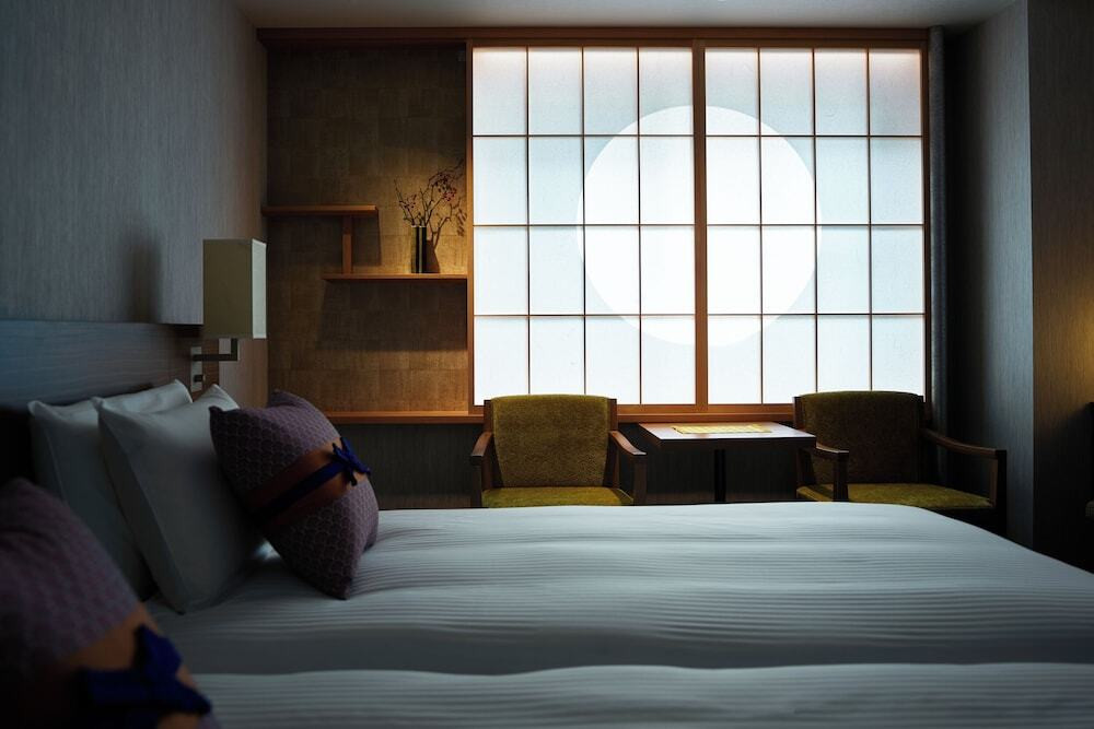 客室 月のように浮かぶ美しい円相