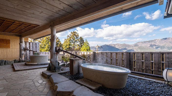 寄木細工を施した露天風呂で箱根の風景を眺めて4262151