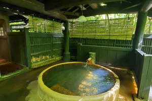 緑を感じる貸切風呂「六尺桶風呂」