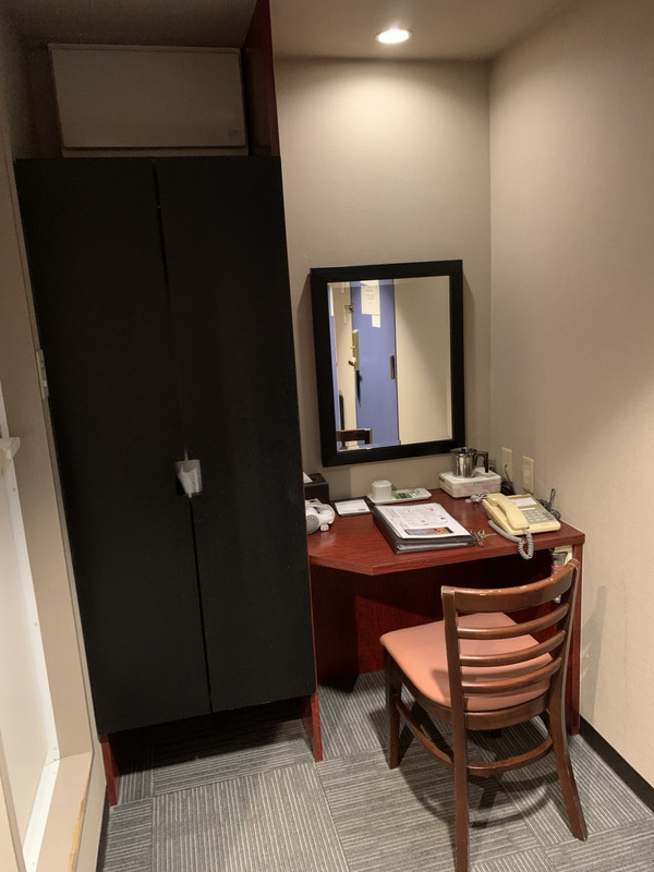 小さいながらもテーブルと椅子、ロッカー