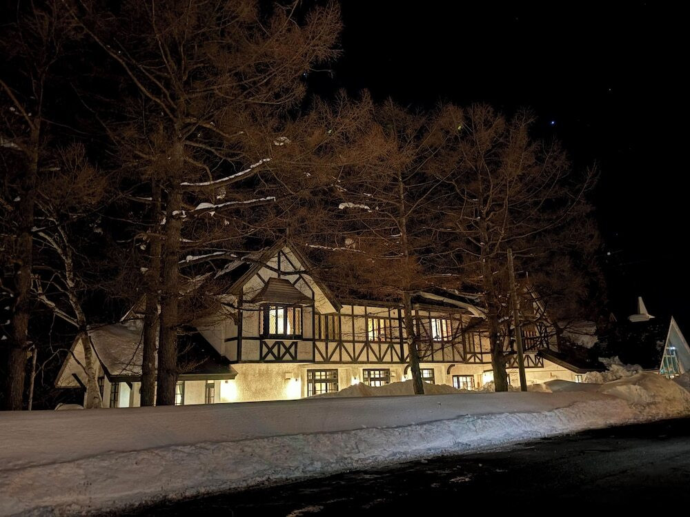 施設の正面 (日没後)