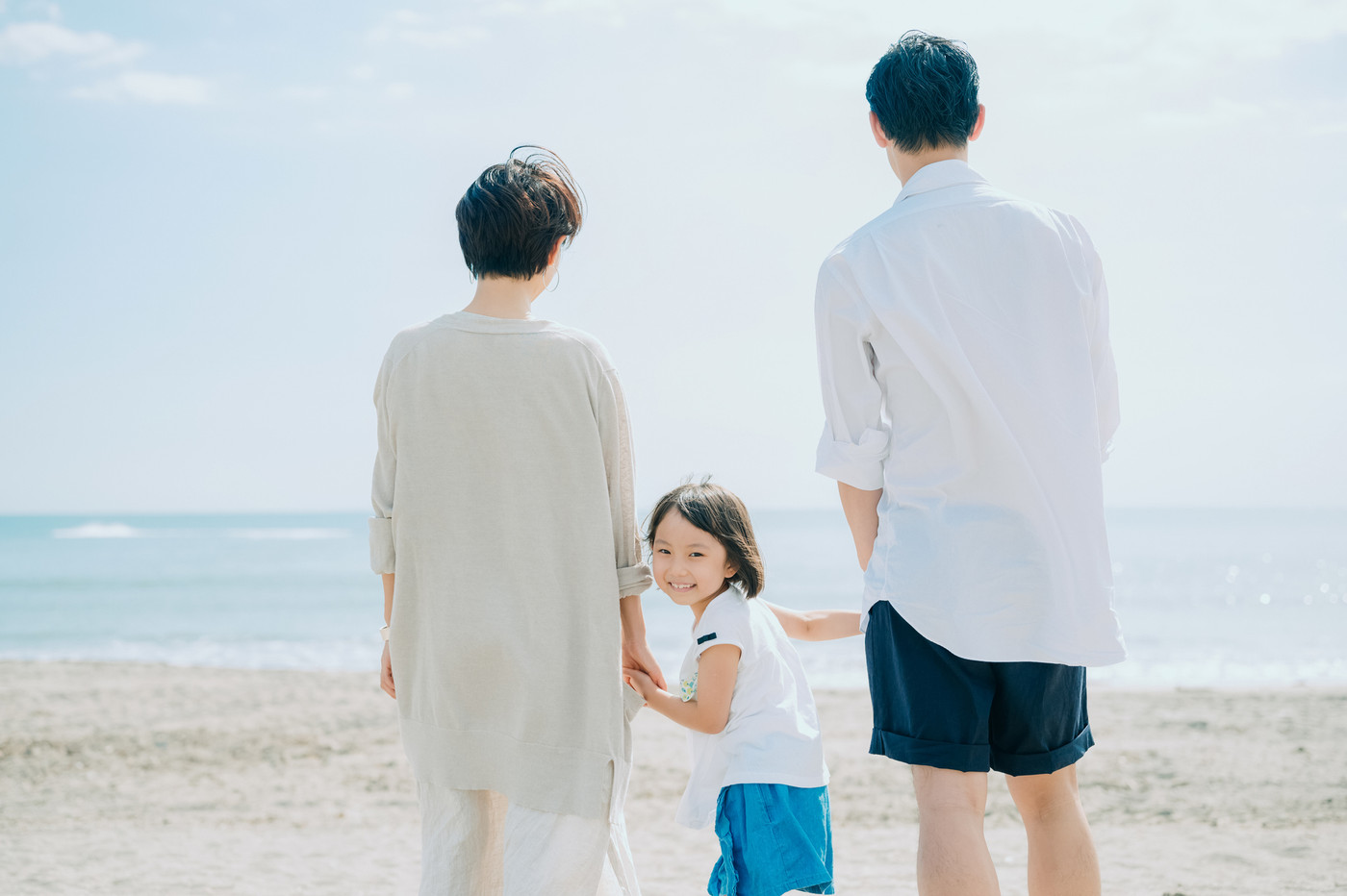 海水浴を楽しむ家族