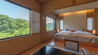 [和風庭園一望 2階和洋特別室 角部屋] 源泉掛流し半露天風呂