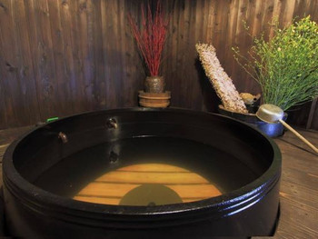 薪で温度調節をする五右衛門風呂で本格的な体験をしよう3959246