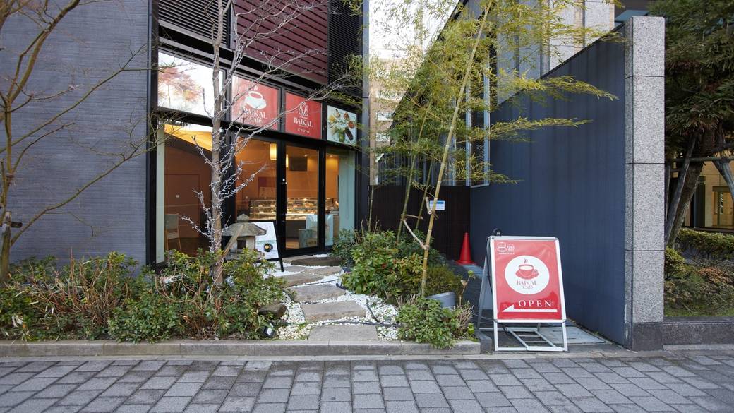 老舗ケーキ屋さんで
お菓子にうっとり / 3
