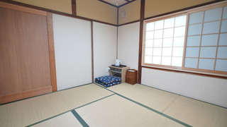 (207室) 2階 2人部屋 (個室, 共用トイレ, シャワー付)