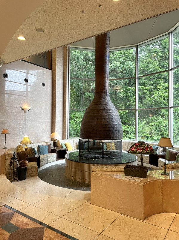 フロントは暖炉がお迎え