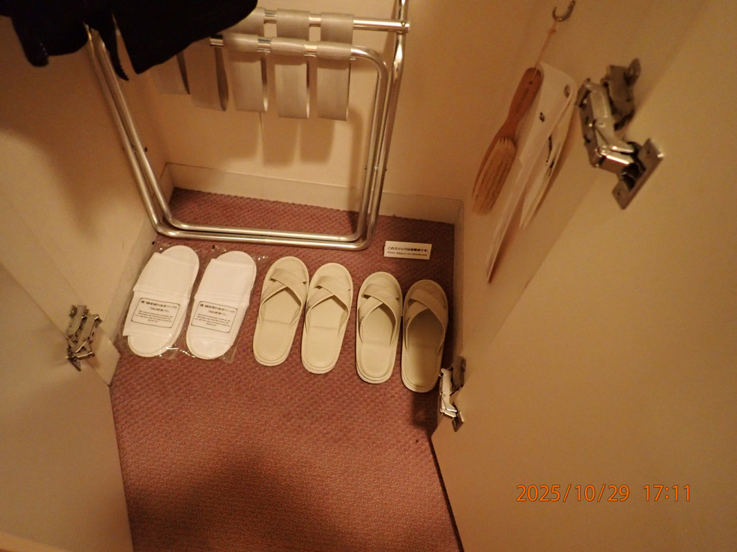 使い捨てタイプと館内利用可能なタイプの2種のスリッパ