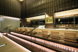 バーにはカクテルやコーヒーなどが