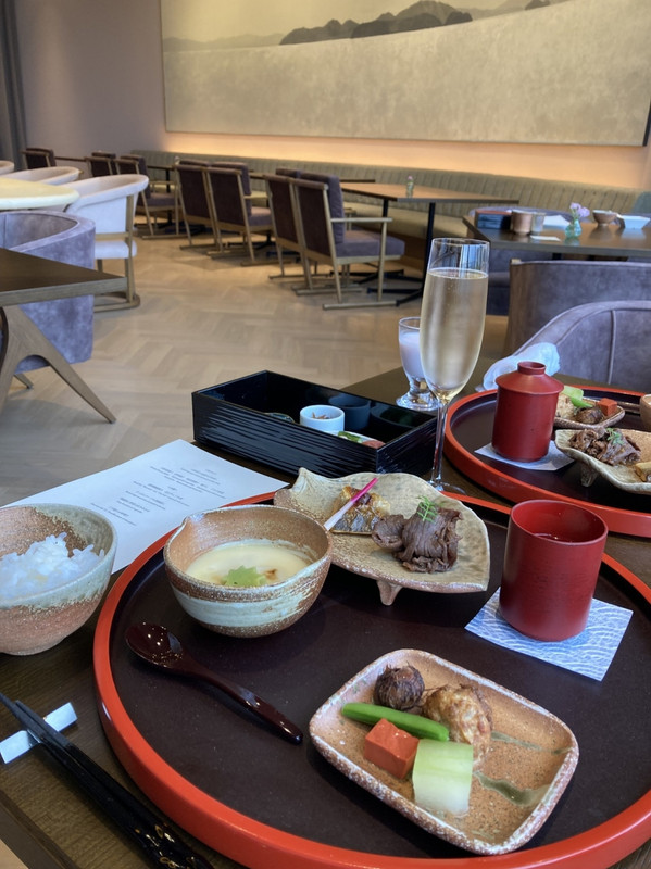ラウンジの朝食。和定食。シャンパンも