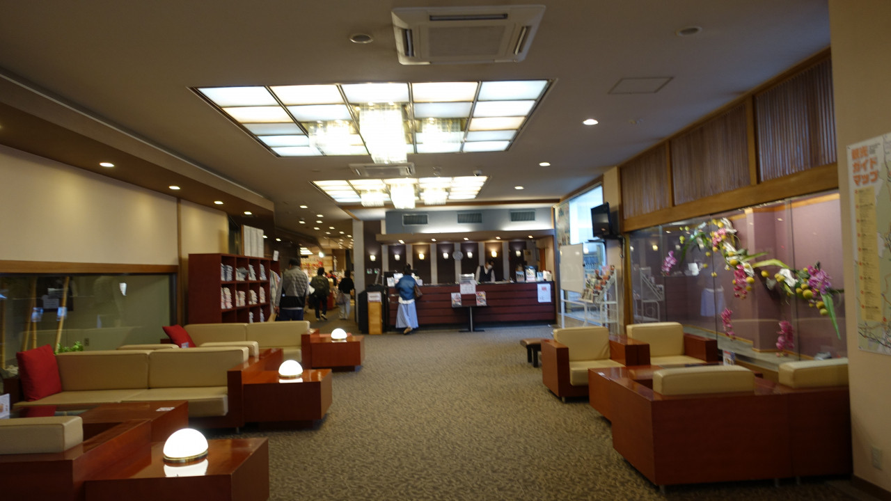 エントランスとフロント