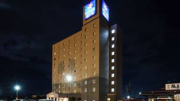 施設の正面 (日没後) / 6