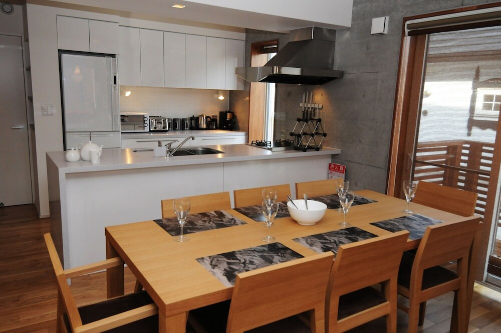 客室内のダイニングエリア