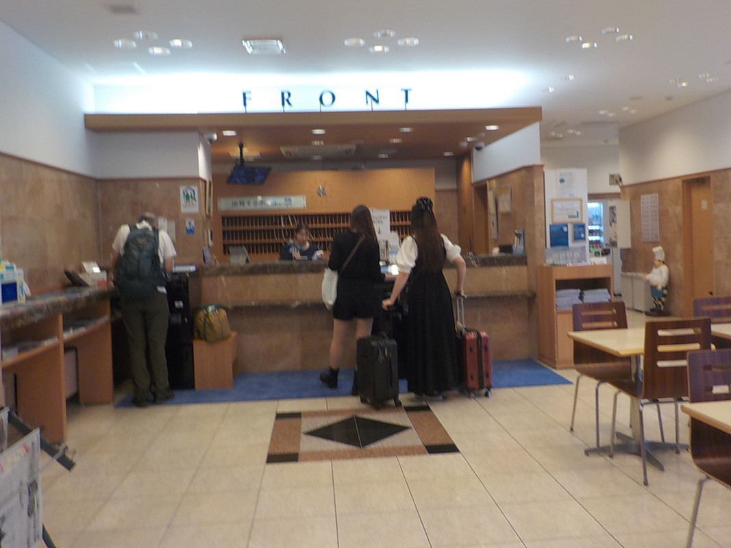 ホテルフロントです。すぐ横に朝食会場があります。