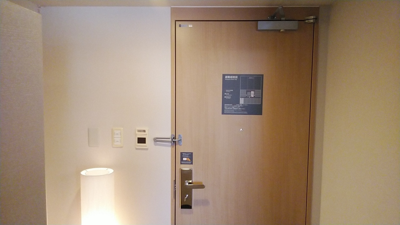 入口はセンサー付きの証明