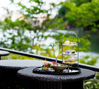 「茶寮 八翠」 料理 47954820 人気のアフタヌーンティーセット。春は絶景を望むテラス席でどうぞ。