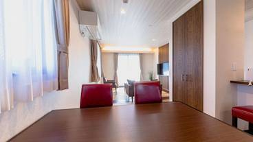 客室内のダイニングエリア / 14