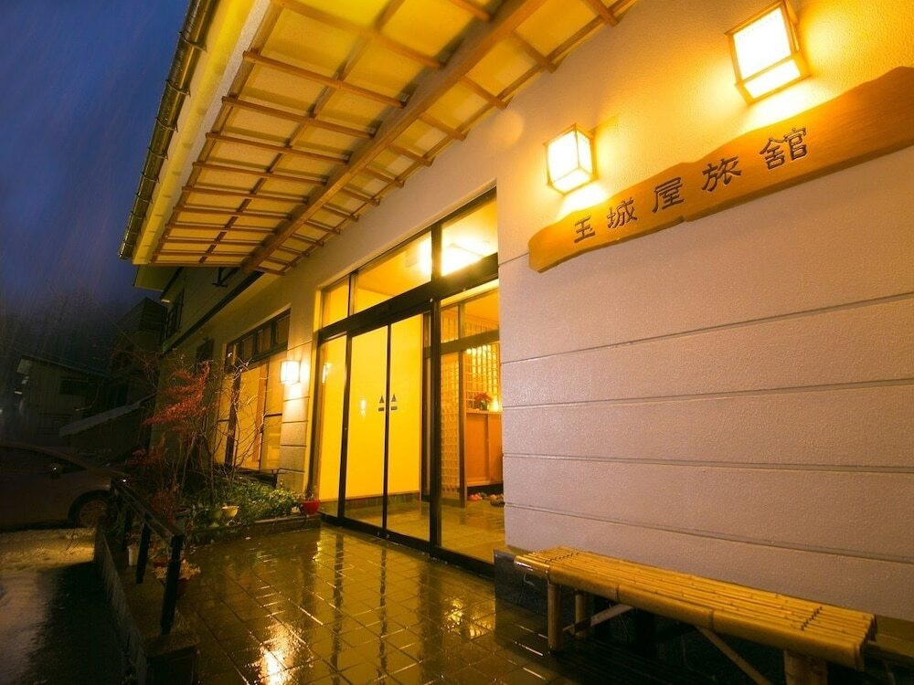 施設の正面 (日没後)