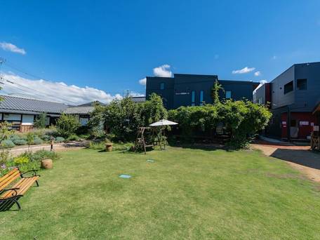 L-BASE GUEST HOUSE / 1