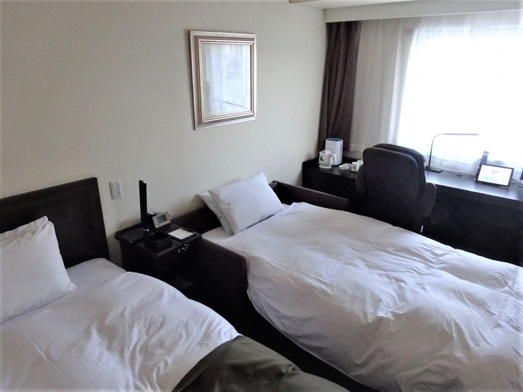 窓際の二つ目は組み立てたソファーベッド。