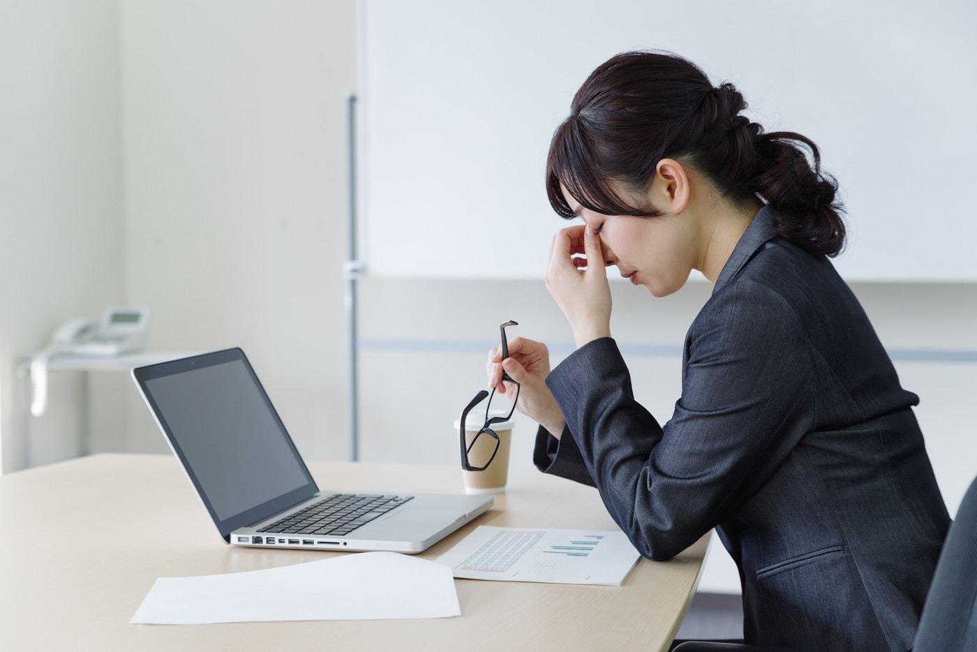 会議　キャリアウーマンイメージ