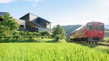 宿外観と列車 / 1