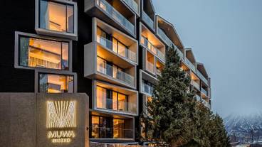 ホテル外観 入口 / 1