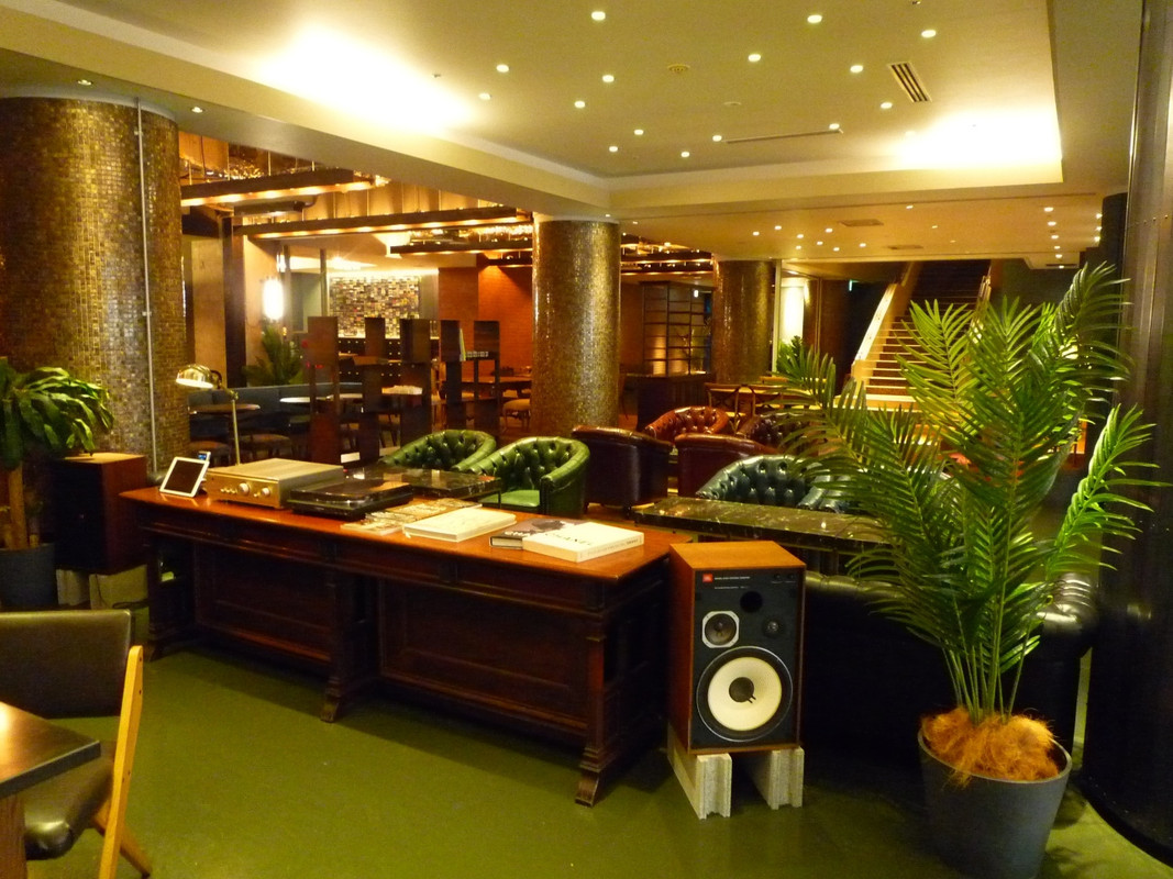 広いロビーは一目で大人の雰囲気~