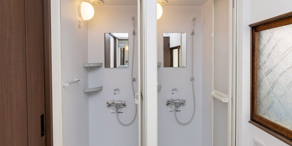 バスルームのシャワー