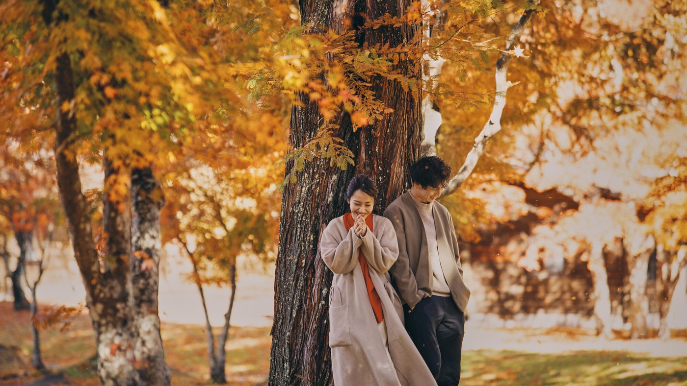 山道を散歩するカップル