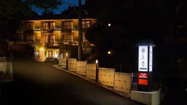 施設の正面 (日没後) / 1