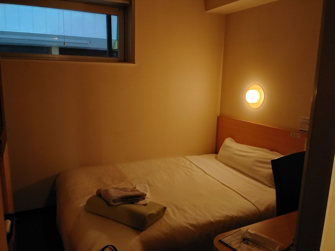 部屋の広さはかなり狭い。