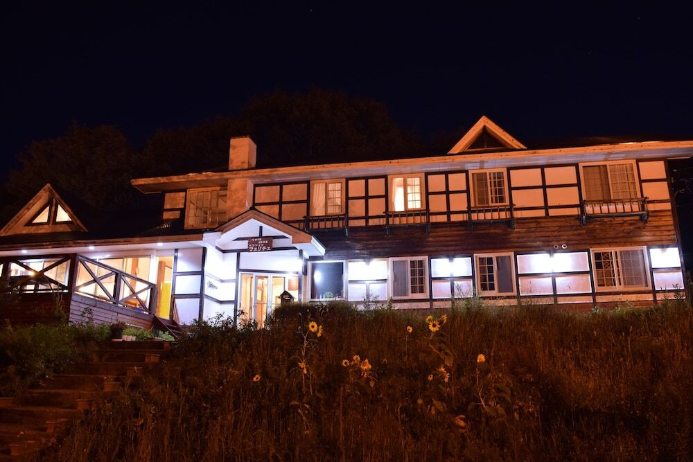 施設の正面 (日没後)