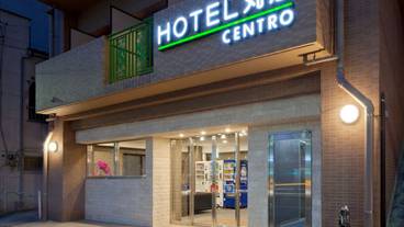 施設の正面 (日没後) / 1