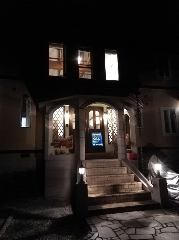 施設の正面 (日没後)