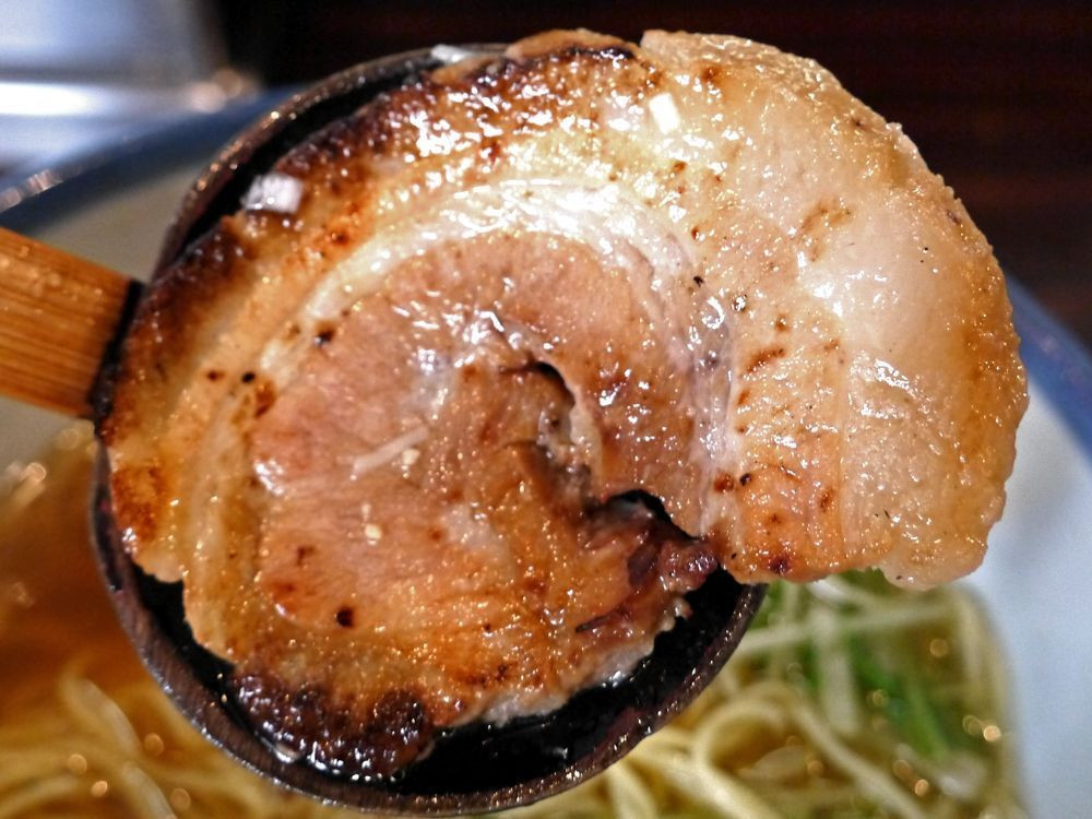 「AFURI 恵比寿」料理 69839 炭火で炙られ香ばしい豚バラチャーシュー。