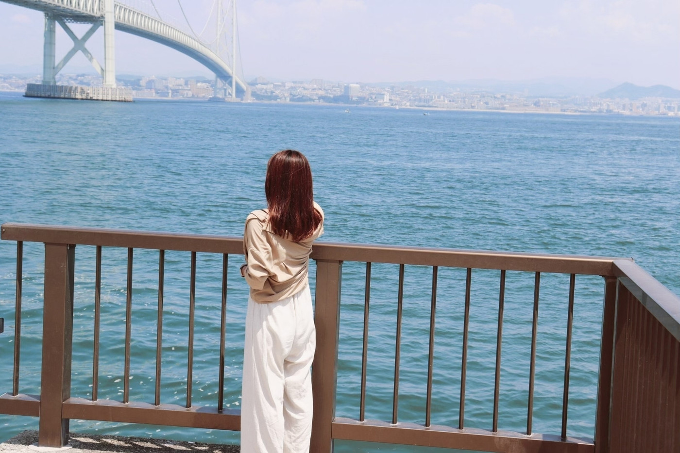 明石海峡大橋を見つめる女性