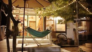 施設の正面 (日没後) / 8