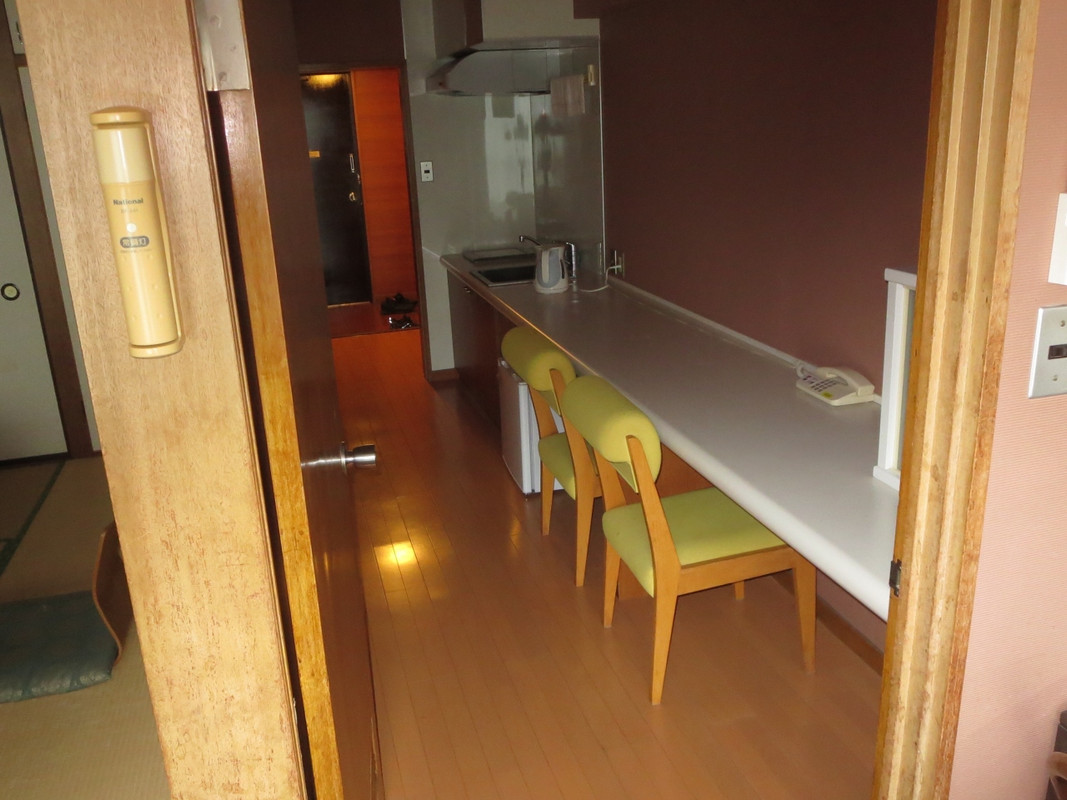 キッチンもあるので長期滞在者向け。