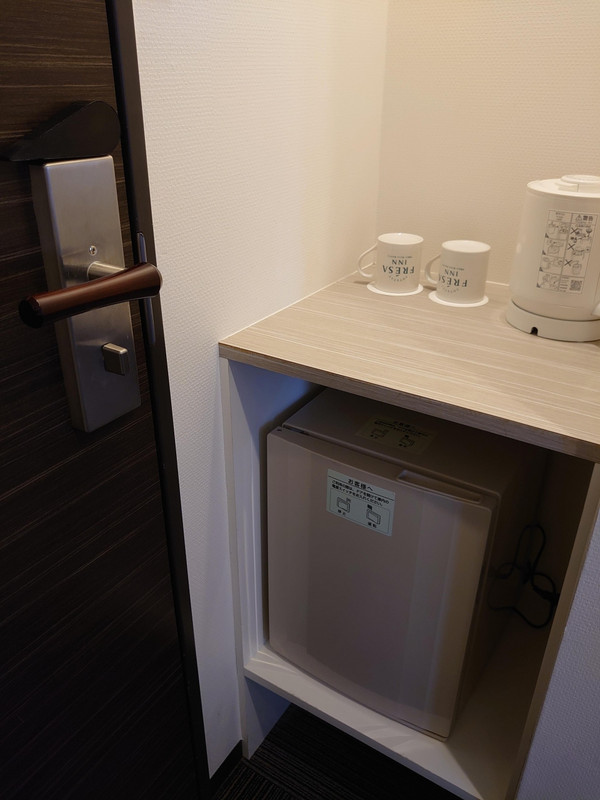 部屋入り口脇の冷蔵庫は、びっくりするほど小さい