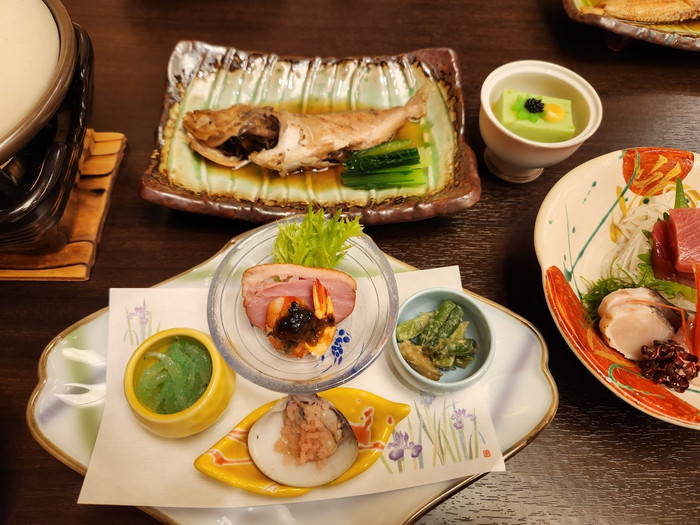 料理は月替わりで品数豊富。自分のペースでじっくり味わいながらいただけば、心もお腹も満たされます