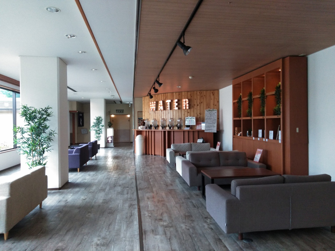 ロビーです。奥に色々な水があります。