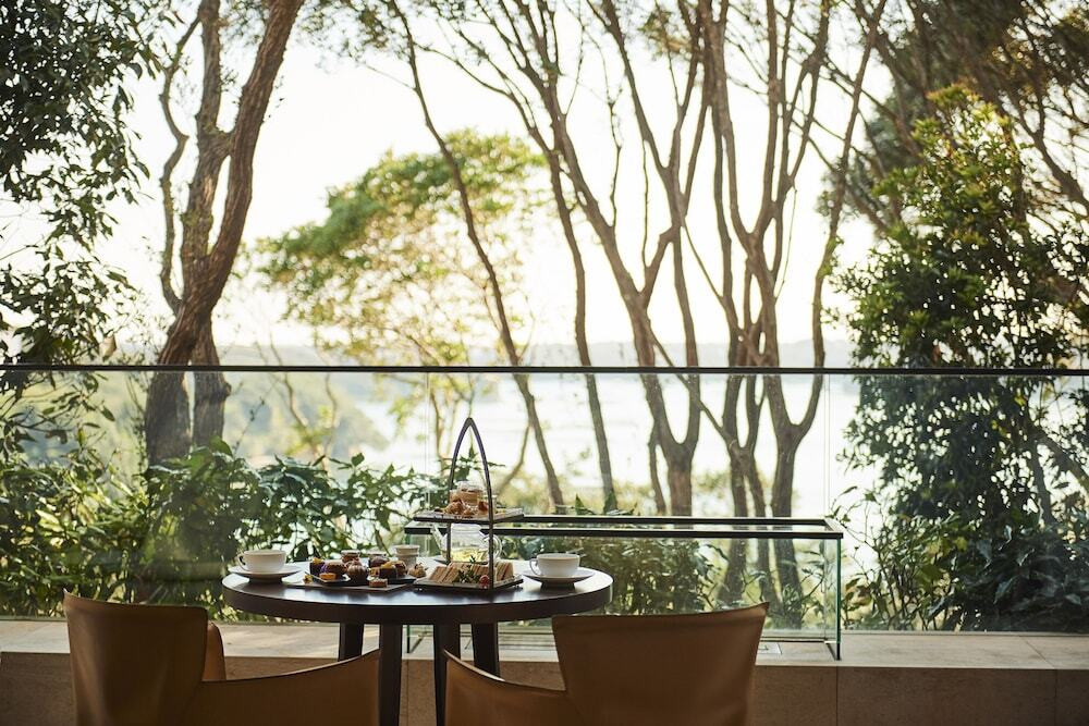 シャンパンを飲むカップル