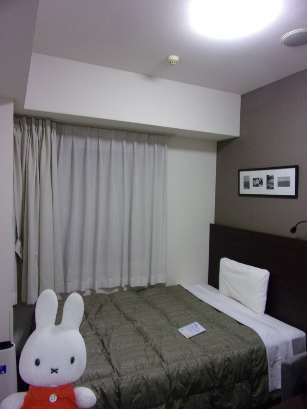 ベットは一人なら十分なサイズ。