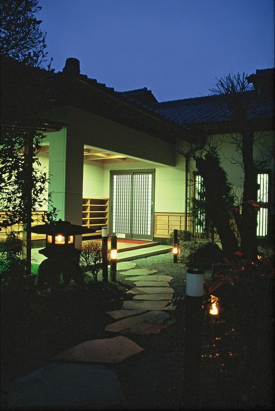 施設の正面 (日没後)