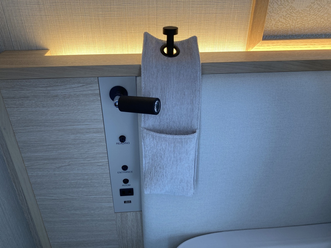 ベッドサイドは便利