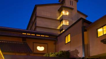 施設の正面 (日没後) / 2