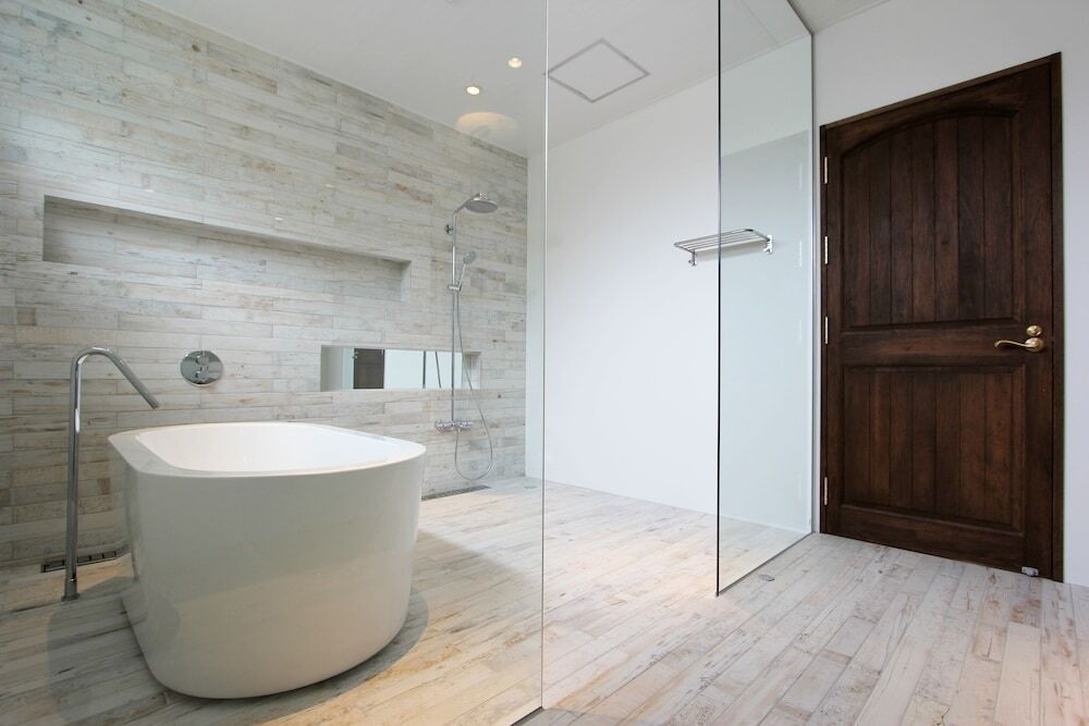 ガラス張りで開放的なバスルーム