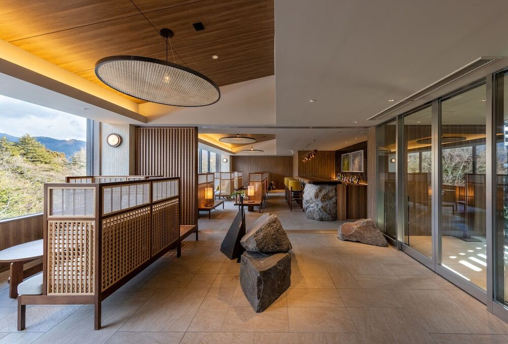 周囲の草木や岩を使った魅力的なインテリアに癒される4241764